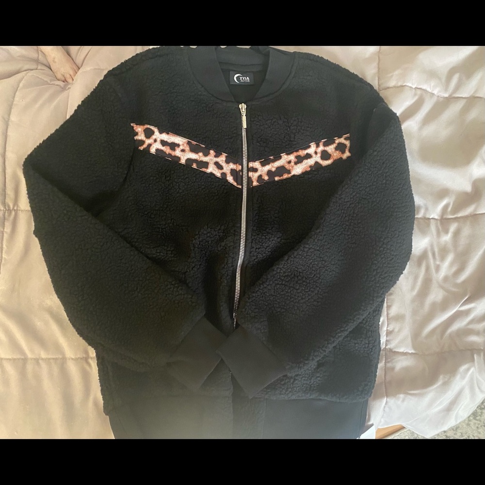 EXCELLENT condition  Zyia “Flying V” fleece